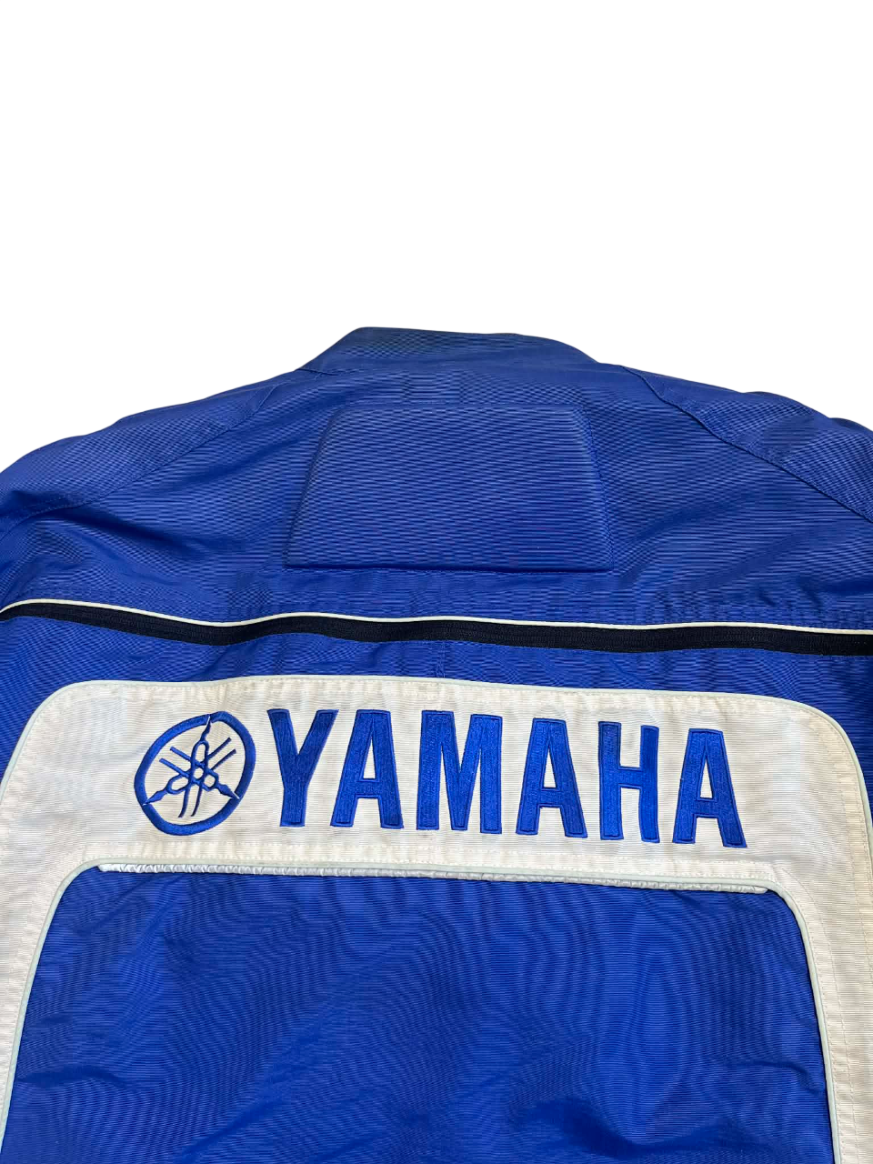 Kék Yamaha vintage dzseki hátulja fehér logóval, streetwear stílusban